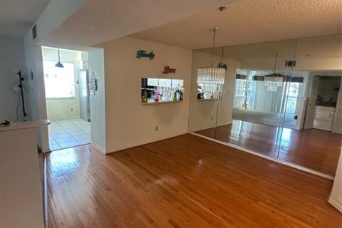 Condo in Saint Petersburg, Florida, 2 bedrooms  № 1824549 - photo 5