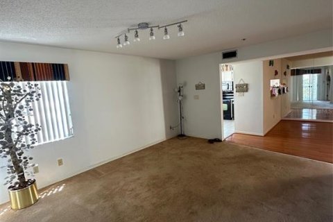 Condo in Saint Petersburg, Florida, 2 bedrooms  № 1824549 - photo 9