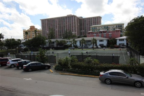 Condo in Pompano Beach, Florida, 2 bedrooms  № 1101205 - photo 1