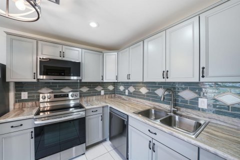 Condo in St. Lucie, Florida, 2 bedrooms № 2254552 - photo 5