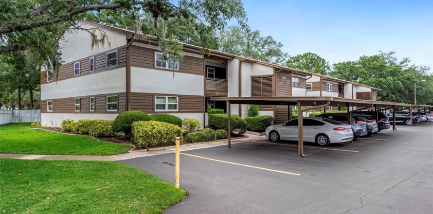 Condo in New Port Richey, Florida, 2 bedrooms № 2099605