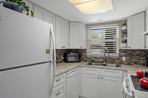 Condo in New Port Richey, Florida, 2 bedrooms № 2099605 - photo 6