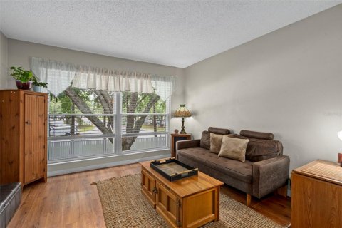 Condo in New Port Richey, Florida, 2 bedrooms № 2099605 - photo 11