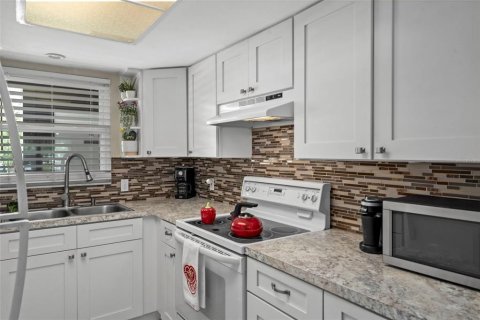 Condo in New Port Richey, Florida, 2 bedrooms № 2099605 - photo 5
