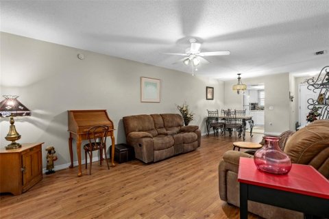 Condo in New Port Richey, Florida, 2 bedrooms № 2099605 - photo 10