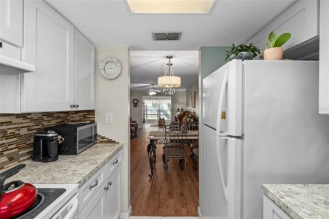 Condo in New Port Richey, Florida, 2 bedrooms № 2099605 - photo 7