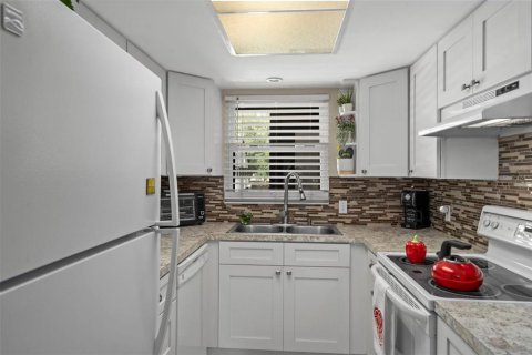 Condo in New Port Richey, Florida, 2 bedrooms № 2099605 - photo 4