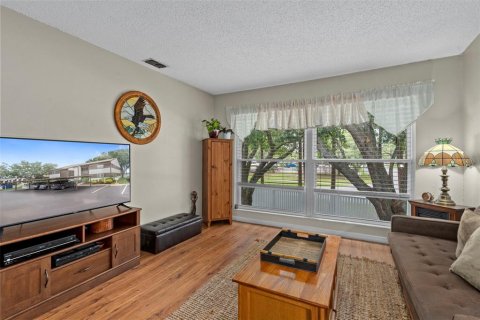Condo in New Port Richey, Florida, 2 bedrooms № 2099605 - photo 12