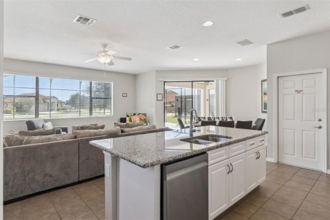 House in Davenport, Florida 5 bedrooms, 227.61 sq.m. № 2391003 - photo 12