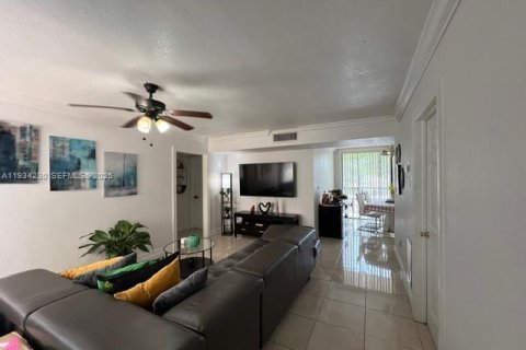 Condo in Miami, Florida, 3 bedrooms  № 2035554 - photo 2