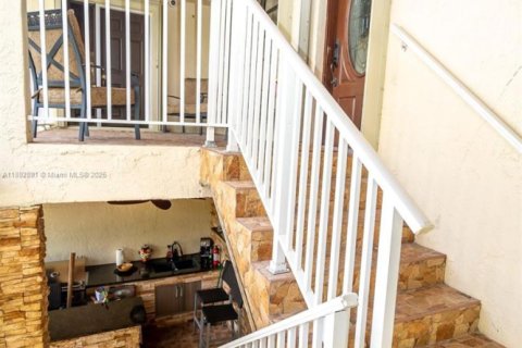 Immobilier commercial à louer à Miami, Floride: 1 chambre, 324.97 m2 № 1945214 - photo 4