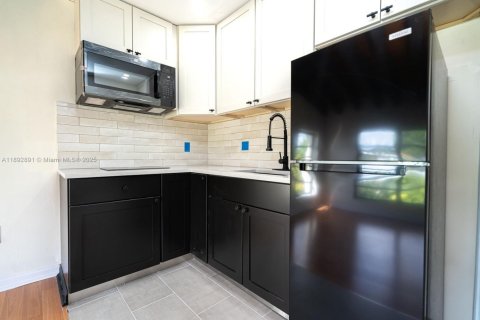 Immobilier commercial à louer à Miami, Floride: 1 chambre, 324.97 m2 № 1945214 - photo 15