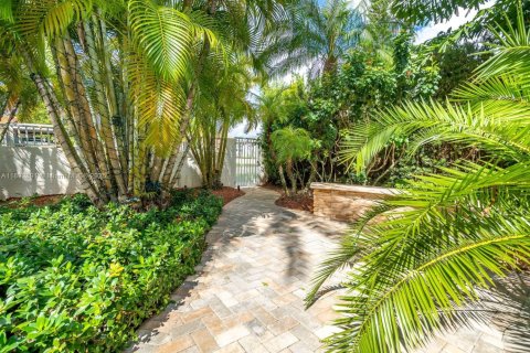 Immobilier commercial à louer à Miami, Floride: 1 chambre, 324.97 m2 № 1945214 - photo 2