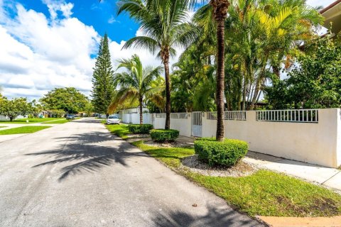 Immobilier commercial à louer à Miami, Floride: 1 chambre, 324.97 m2 № 1945214 - photo 1
