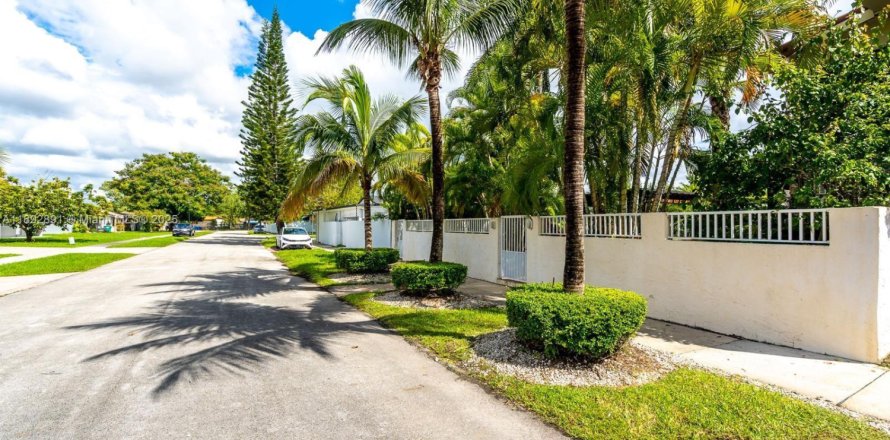 Immobilier commercial à Miami, Floride 1 chambre, 324.97 m2 № 1945214