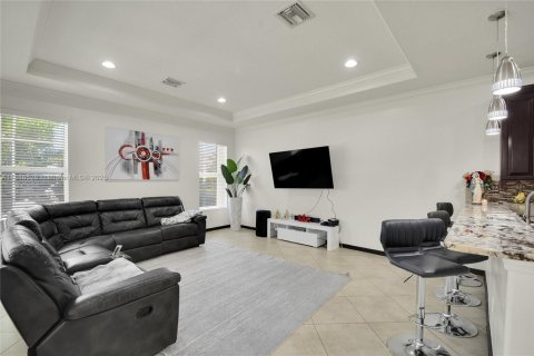 Casa en venta en Cape Coral, Florida, 3 dormitorios, 239.78 m2 № 1942414 - foto 27