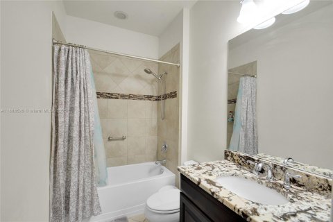 Casa en venta en Cape Coral, Florida, 3 dormitorios, 239.78 m2 № 1942414 - foto 21