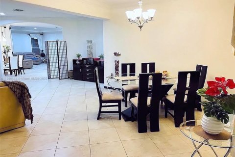 Casa en venta en Cape Coral, Florida, 3 dormitorios, 239.78 m2 № 1942414 - foto 5