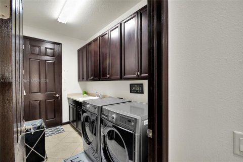 Casa en venta en Cape Coral, Florida, 3 dormitorios, 239.78 m2 № 1942414 - foto 18
