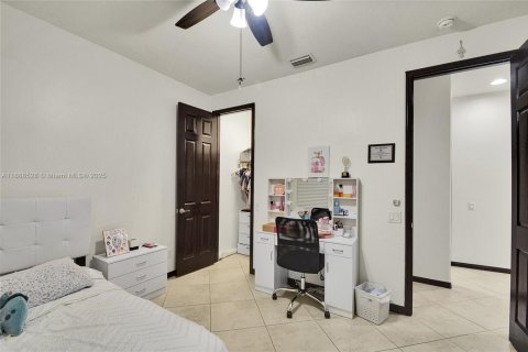 Casa en venta en Cape Coral, Florida, 3 dormitorios, 239.78 m2 № 1942414 - foto 23