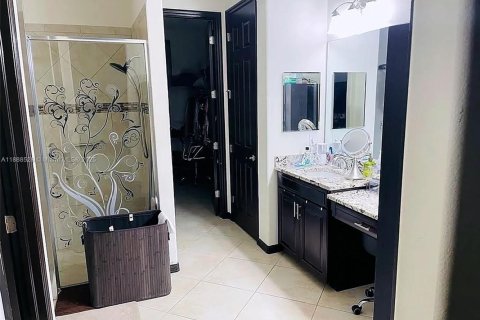 Casa en venta en Cape Coral, Florida, 3 dormitorios, 239.78 m2 № 1942414 - foto 8