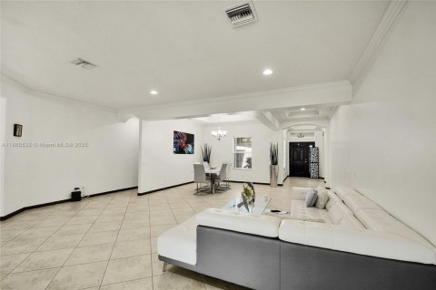 Casa en venta en Cape Coral, Florida, 3 dormitorios, 239.78 m2 № 1942414 - foto 17
