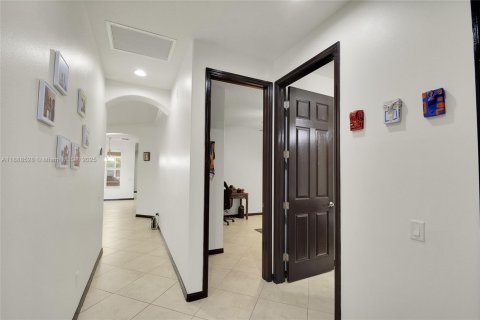 Casa en venta en Cape Coral, Florida, 3 dormitorios, 239.78 m2 № 1942414 - foto 25