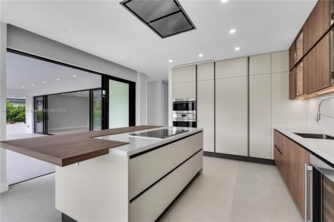 House in Key Biscayne, Florida 6 bedrooms, 327.02 sq.m. № 1836676 - photo 11