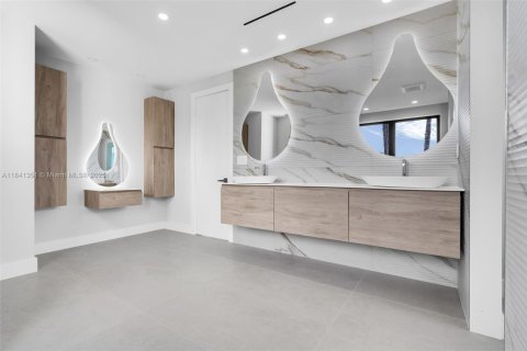House in Key Biscayne, Florida 6 bedrooms, 327.02 sq.m. № 1836676 - photo 23