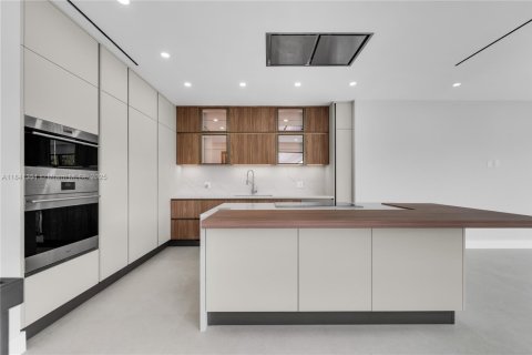 House in Key Biscayne, Florida 6 bedrooms, 327.02 sq.m. № 1836676 - photo 16