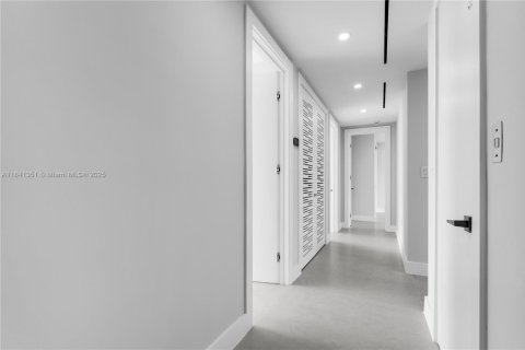 House in Key Biscayne, Florida 6 bedrooms, 327.02 sq.m. № 1836676 - photo 27