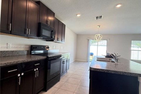 Casa en venta en Zephyrhills, Florida, 4 dormitorios, 178.19 m2 № 1886513 - foto 13