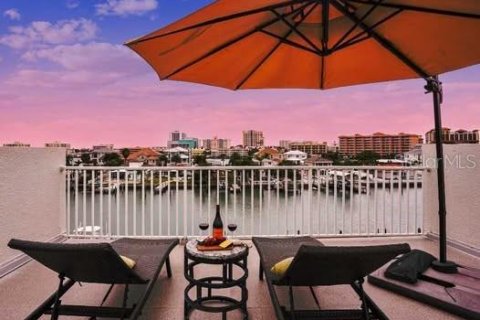 Townhouse in Clearwater, Florida 3 bedrooms, 208.19 sq.m. № 1533983 - photo 8