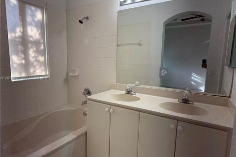 Copropriété à louer à Doral, Floride: 3 chambres, 135.82 m2 № 2311837 - photo 5