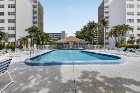 Condominio en venta en Hallandale Beach, Florida, 1 dormitorio, 85.47 m2 № 2251924 - foto 28