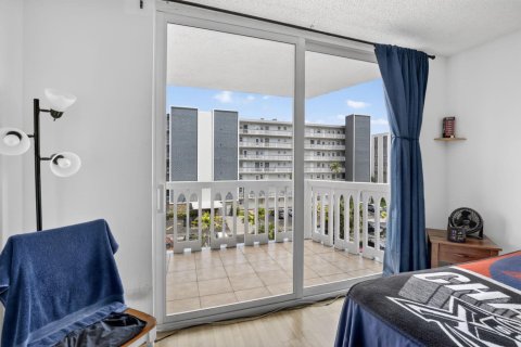 Condominio en venta en Hallandale Beach, Florida, 1 dormitorio, 85.47 m2 № 2251924 - foto 16