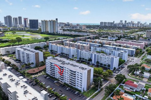 Condominio en venta en Hallandale Beach, Florida, 1 dormitorio, 85.47 m2 № 2251924 - foto 29