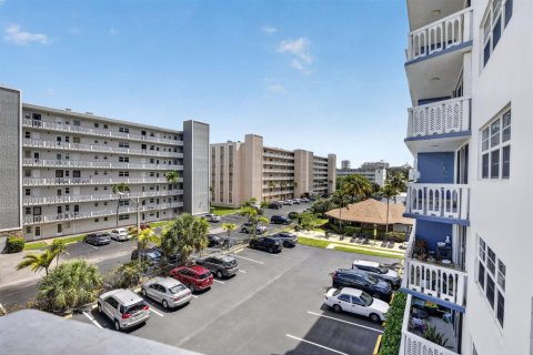 Condominio en venta en Hallandale Beach, Florida, 1 dormitorio, 85.47 m2 № 2251924 - foto 25