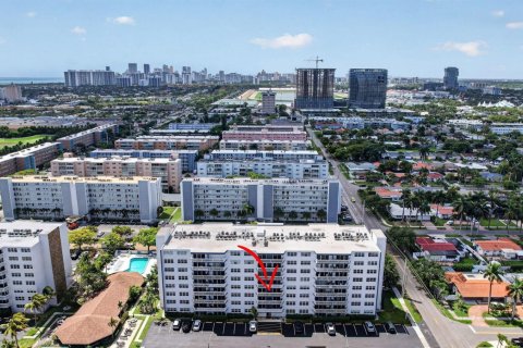 Condominio en venta en Hallandale Beach, Florida, 1 dormitorio, 85.47 m2 № 2251924 - foto 30