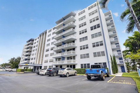 Condominio en venta en Hallandale Beach, Florida, 1 dormitorio, 85.47 m2 № 2251924 - foto 2
