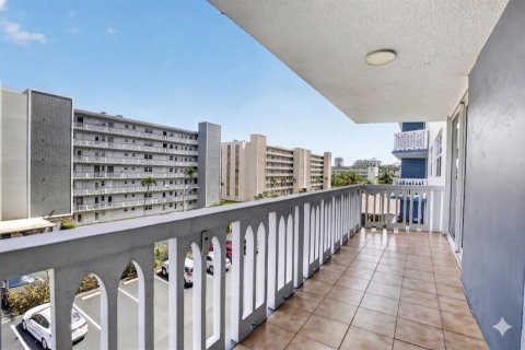 Condominio en venta en Hallandale Beach, Florida, 1 dormitorio, 85.47 m2 № 2251924 - foto 21