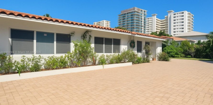 House in Pompano Beach, Florida 1 bedroom, 196.95 sq.m. № 2017151