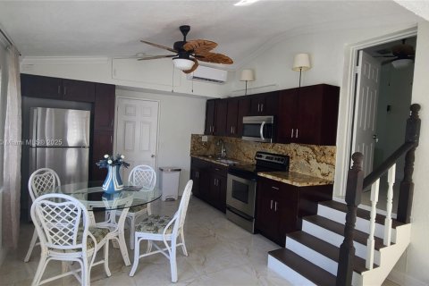 House in Pompano Beach, Florida 1 bedroom, 196.95 sq.m. № 2017151 - photo 2