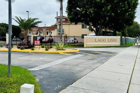 Condominio en alquiler en Miami, Florida, 2 dormitorios, 88.26 m2 № 1928807 - foto 1