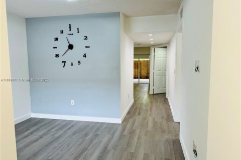 Condominio en alquiler en Miami, Florida, 2 dormitorios, 88.26 m2 № 1928807 - foto 3