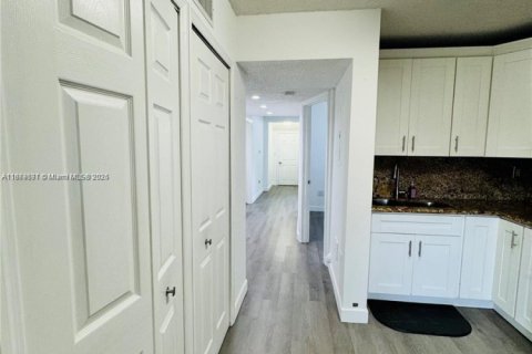 Condominio en alquiler en Miami, Florida, 2 dormitorios, 88.26 m2 № 1928807 - foto 5