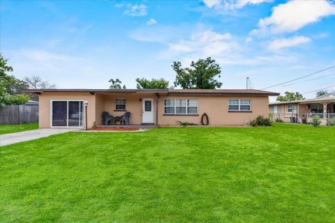 House in Winter Haven, Florida 4 bedrooms, 149.2 sq.m. № 1876332 - photo 1