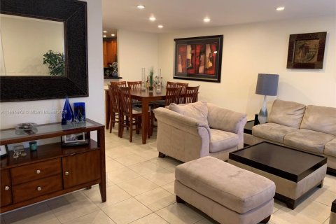 Снять в аренду таунхаус в Помпано-Бич, Флорида 3 спальни, 120.77м2, № 1964502 - фото 13