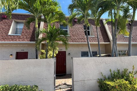 Снять в аренду таунхаус в Помпано-Бич, Флорида 3 спальни, 120.77м2, № 1964502 - фото 2
