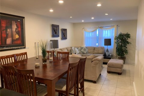 Снять в аренду таунхаус в Помпано-Бич, Флорида 3 спальни, 120.77м2, № 1964502 - фото 14